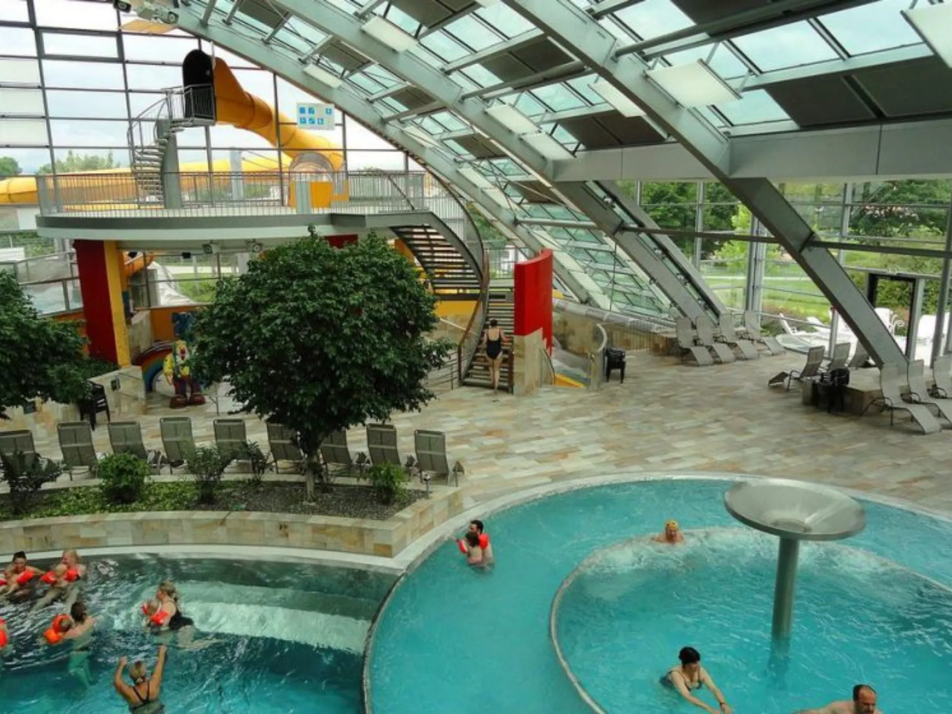 Verglastes Schwimmbad mit Menschen